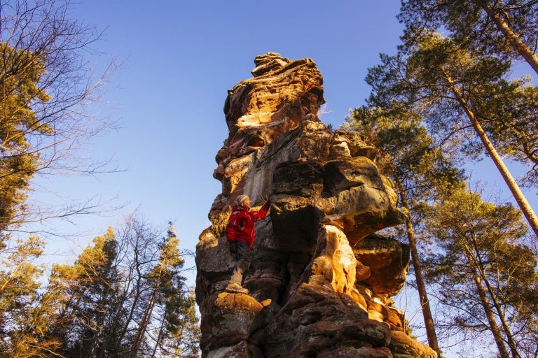 Wanderer am Fuß des Napoleonshut, eines berühmten Sandsteinfelsen im Dahner Felsenland / Dahn, Rheinland Pfalz, Deutschland, Europa